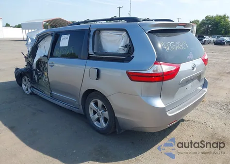 2017 Toyota Sienna Le 8 Passenger z USA, uszkodzony, nr VIN 5TDKZ3DC3HS771467